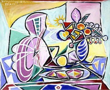 Pablo Picasso Painting - Mandolina y jarrón de flores Bodegón 1934 Pablo Picasso